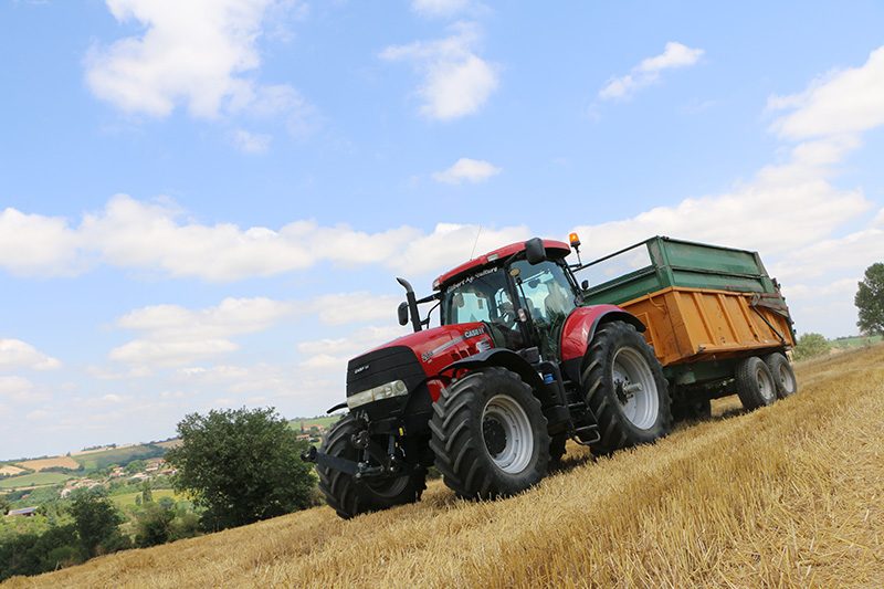 Tracteur au champ cuma